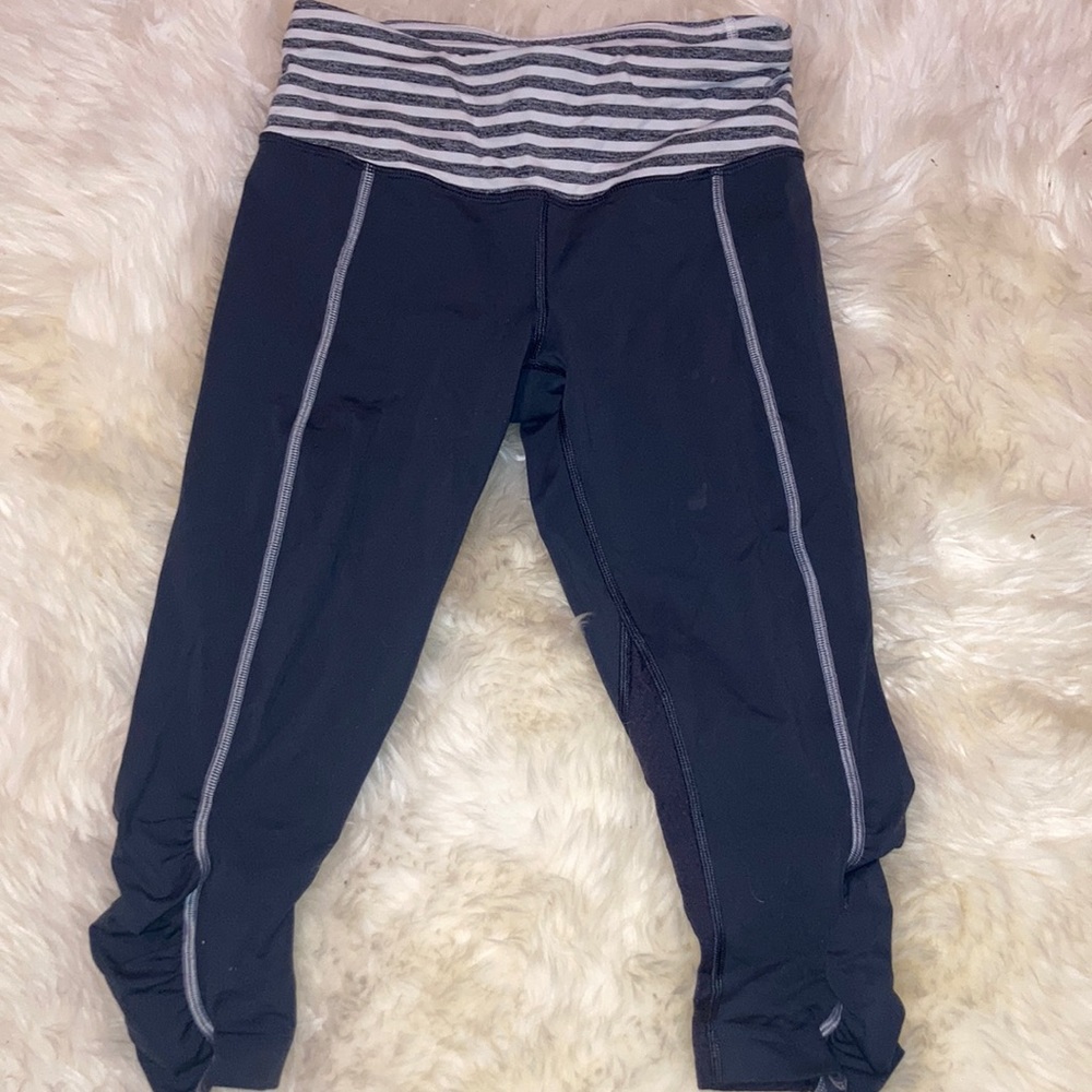 cute summer-y grey and white lulu capris.